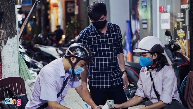 Người dân TP.HCM bị phạt vì không đeo khẩu trang khi ngồi trước nhà-1