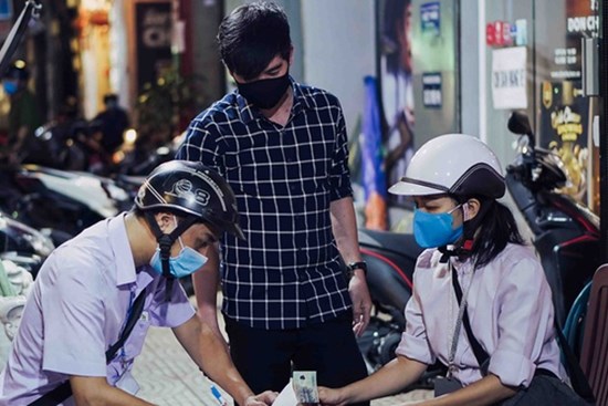 Người dân TP.HCM bị phạt vì không đeo khẩu trang khi ngồi trước nhà