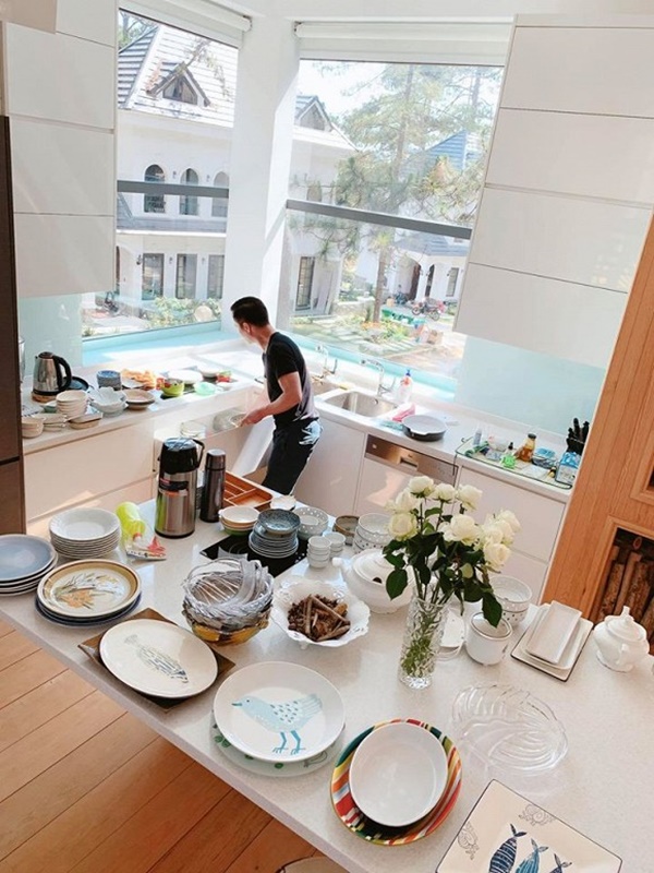 Trốn dịch ở biệt thự Đà Lạt, Phan Như Thảo trổ tài nữ công gia chánh cùng chồng-8