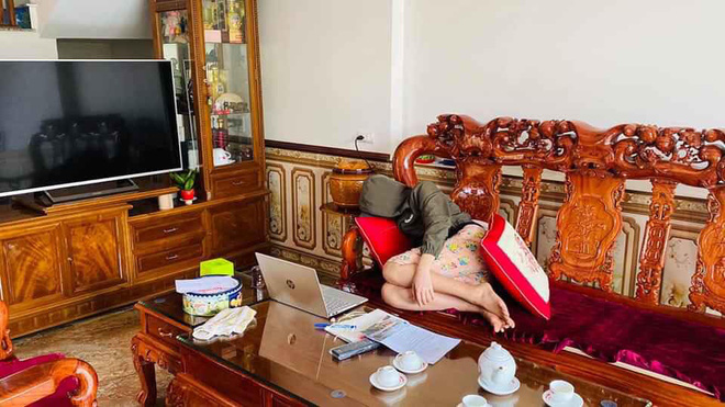 Em gái học online nhường hết việc nhà cho anh trai nhưng nhìn hành động của cô, ai cũng ngao ngán-1