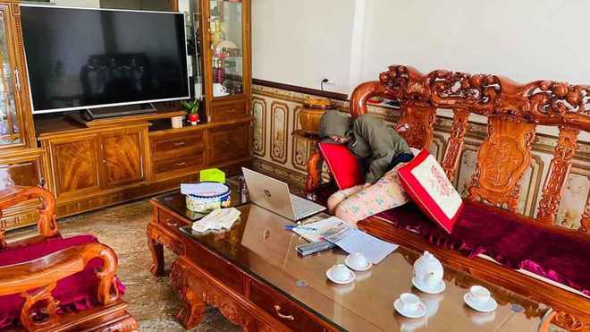 Em gái học online nhường hết việc nhà cho anh trai nhưng nhìn hành động của cô, ai cũng ngao ngán-2