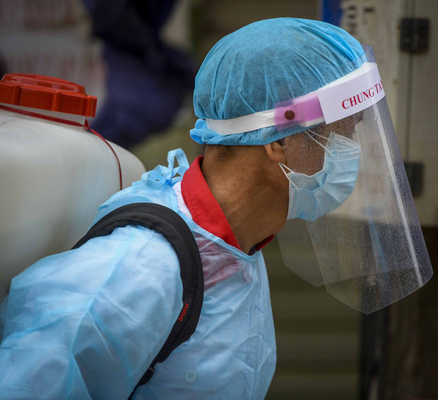 Đi từng nhà, rà từng ngõ phun tiêu trùng khử độc nơi 2 bệnh nhân mắc COVID-19 sinh sống-11