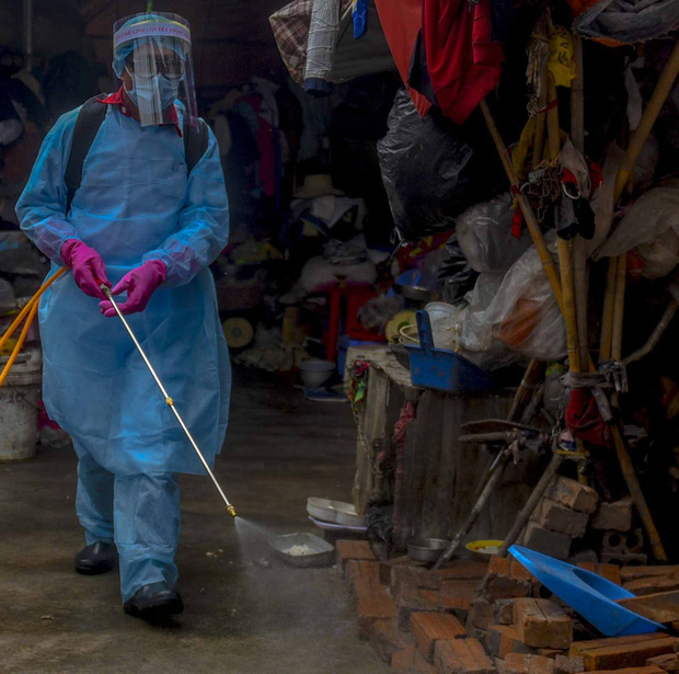 Đi từng nhà, rà từng ngõ phun tiêu trùng khử độc nơi 2 bệnh nhân mắc COVID-19 sinh sống-7