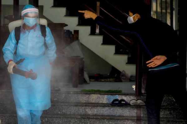 ‘Dân đổ ra đường, các giải pháp chống dịch Covid-19 có thể sẽ vỡ trận-4