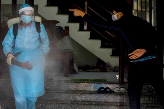 Đi từng nhà, rà từng ngõ phun tiêu trùng khử độc nơi 2 bệnh nhân mắc COVID-19 sinh sống