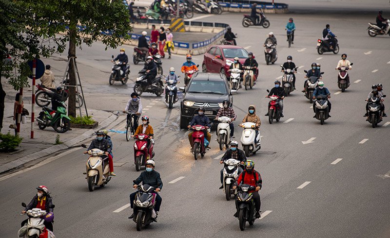 Đường phố Hà Nội nhộn nhịp trở lại trong thời gian cách ly xã hội-2