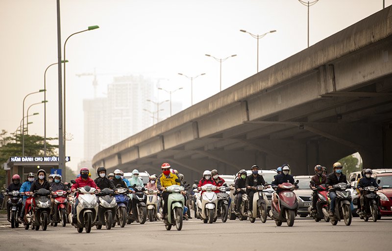 Đường phố Hà Nội nhộn nhịp trở lại trong thời gian cách ly xã hội-3