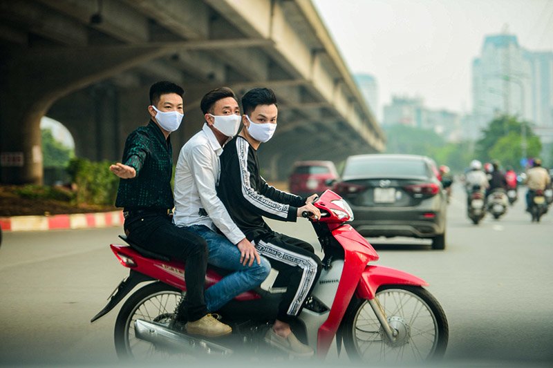 Đường phố Hà Nội nhộn nhịp trở lại trong thời gian cách ly xã hội-6