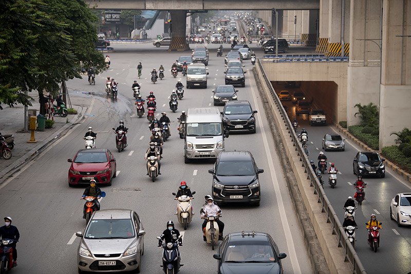 Đường phố Hà Nội nhộn nhịp trở lại trong thời gian cách ly xã hội-10