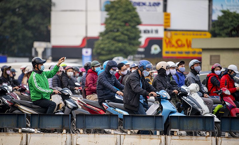 Đường phố Hà Nội nhộn nhịp trở lại trong thời gian cách ly xã hội-11