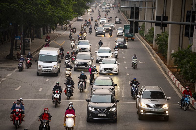 Đường phố Hà Nội nhộn nhịp trở lại trong thời gian cách ly xã hội-12