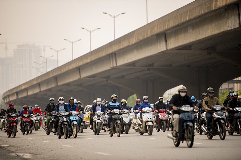 Đường phố Hà Nội nhộn nhịp trở lại trong thời gian cách ly xã hội-8