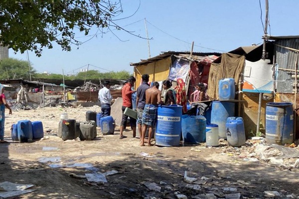 Quả bom hẹn giờ khiến Ấn Độ có nguy cơ vỡ trận vì Covid-19: Khu ổ chuột lớn nhất châu Á với hơn 1 triệu dân, 80 người phải chung nhau một nhà vệ sinh-5