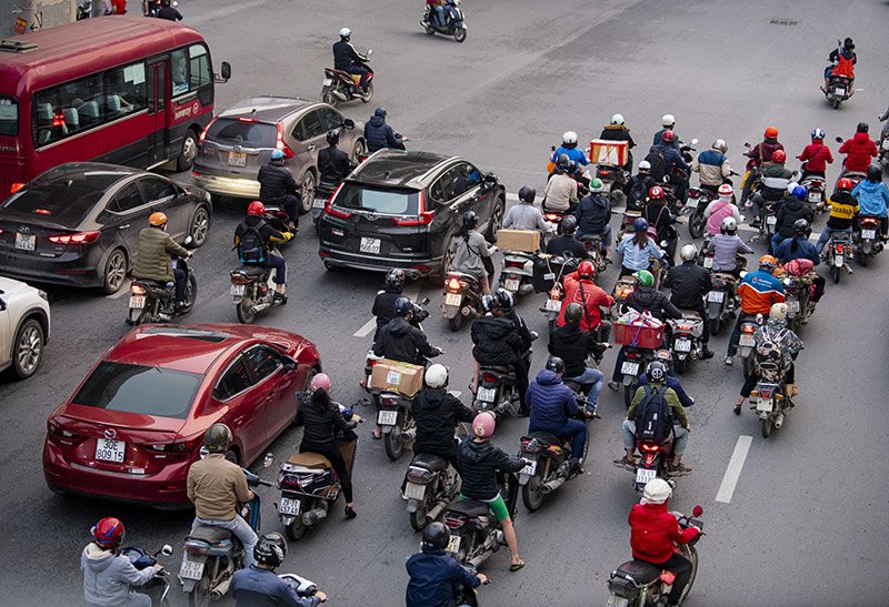 Đường phố Hà Nội nhộn nhịp trở lại trong thời gian cách ly xã hội-17