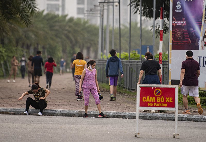 Đường phố Hà Nội nhộn nhịp trở lại trong thời gian cách ly xã hội-18