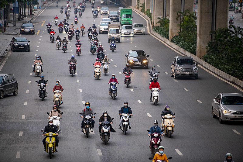 Đường phố Hà Nội nhộn nhịp trở lại trong thời gian cách ly xã hội-20