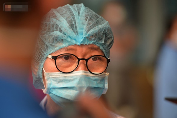 Nam bác sỹ đầu tiên nhiễm Covid-19 khỏi bệnh: Bạn ấy luôn áy náy khi nhiễm bệnh, chỉ lo lắng cho đồng nghiệp-1