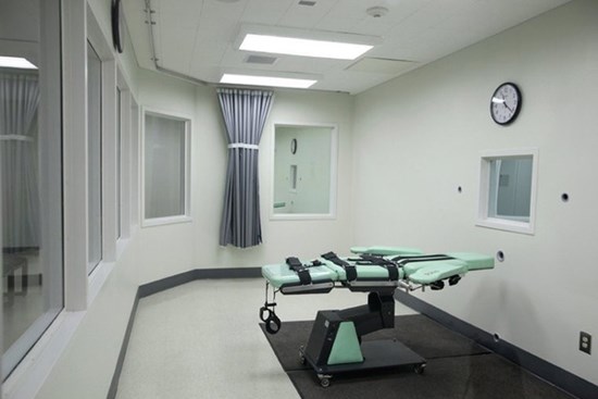 Tử tù còn sống sau 3 lần tiêm thuốc độc sẽ tạm dừng thi hành án