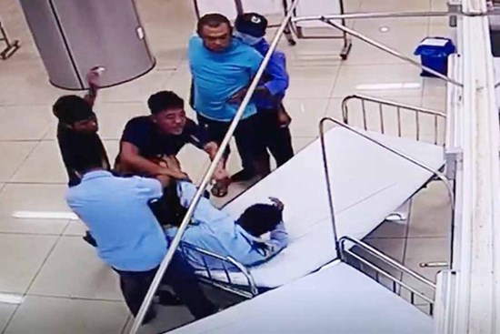 Hành hung bảo vệ bệnh viện rồi lái ôtô tông chết người
