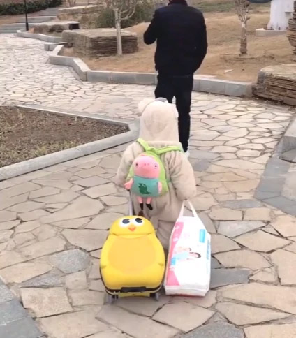 Cậu bé đang đi bỗng lăn đùng ra đất ăn vạ, nhưng hành động của ông bố khiến mọi người hoang mang không biết ai mới là người sai-1