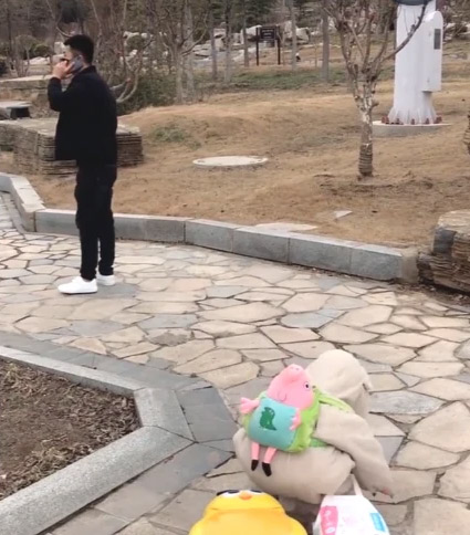 Cậu bé đang đi bỗng lăn đùng ra đất ăn vạ, nhưng hành động của ông bố khiến mọi người hoang mang không biết ai mới là người sai-2