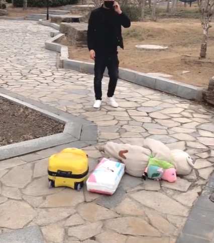 Cậu bé đang đi bỗng lăn đùng ra đất ăn vạ, nhưng hành động của ông bố khiến mọi người hoang mang không biết ai mới là người sai-3