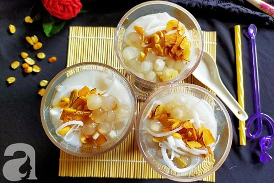 Nắng lên nấu nồi chè dừa thập cẩm vừa ngon vừa mát ăn là hợp lý nhất!
