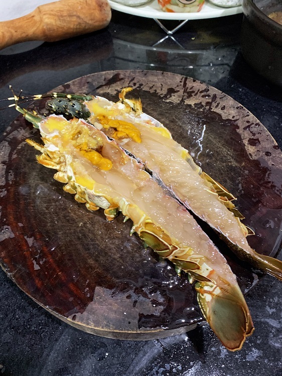 Tôm hùm xanh giá rẻ bán đầy vỉa hè, dân tranh nhau mua-6