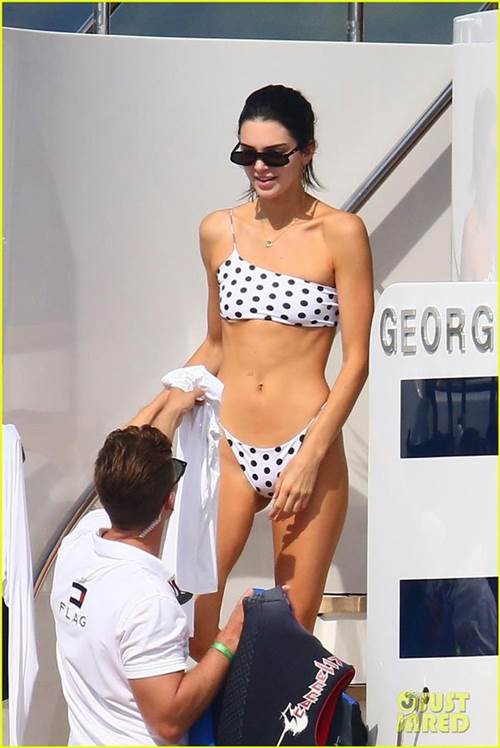 Hà Hồ, Ngọc Trinh và dàn mỹ nhân khủng đồng loạt lăng xê bikini chấm bi-8