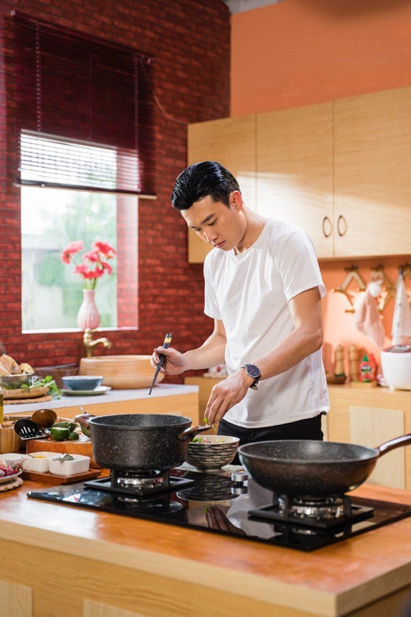 Soái ca nhà 35 tỷ nấu ăn, khẳng định Bào ngư vi cá không bằng bữa cơm có ba má-1