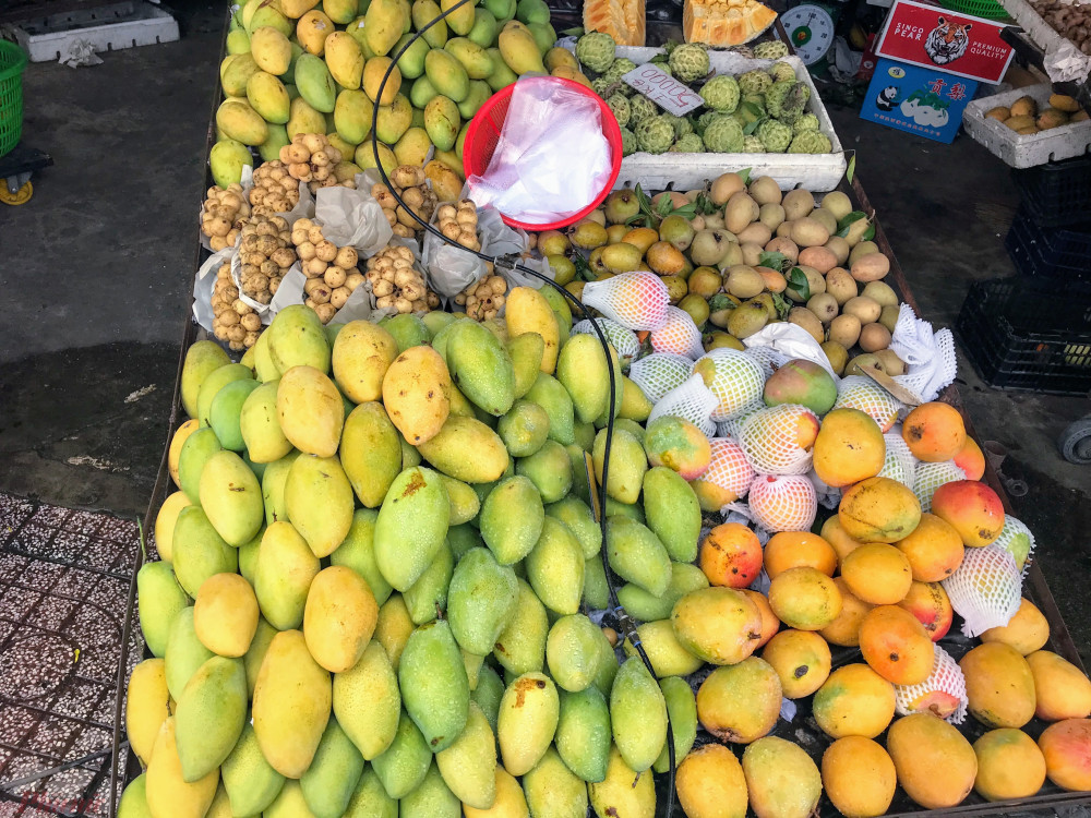 Xoài đổ đống bán đầy đường phố, giá chỉ 10.000 đồng/kg-10