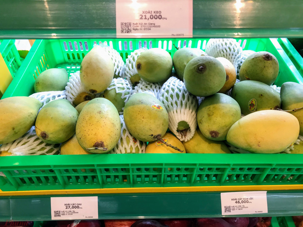 Xoài đổ đống bán đầy đường phố, giá chỉ 10.000 đồng/kg-12