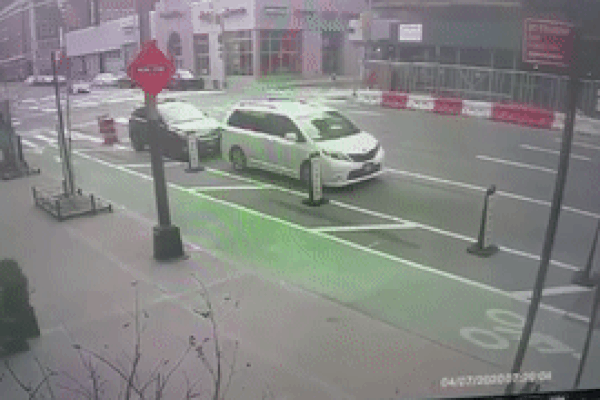 Siêu xe đâm hàng loạt xe khác rồi bỏ chạy