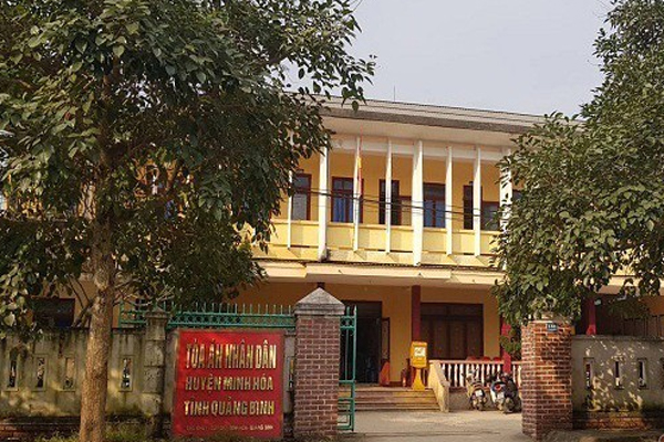 Cô gái bước ra khỏi lan can chuẩn bị nhảy cầu Sài Gòn, tài xế kịp thời kéo lại và giữ chặt-2