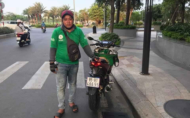 Cô gái bước ra khỏi lan can chuẩn bị nhảy cầu Sài Gòn, tài xế kịp thời kéo lại và giữ chặt-1