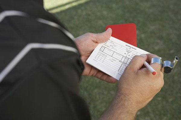 Clip: Chơi lớn, cầu thủ nhặt thẻ đỏ đuổi trọng tài chính ra khỏi sân-1