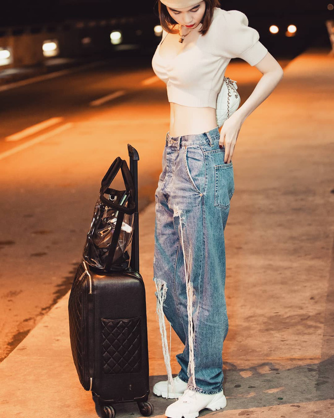 Thích Ngọc Trinh hay không cũng khó phủ nhận style sân bay tôn body nuột hết cỡ của cô, trong đó có 2 công thức khoe dáng bất bại-4