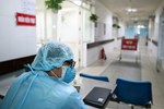Cận cảnh hơn 300 nhân viên y tế lấy mẫu xét nghiệm SARS-CoV-2 cho người dân thôn Hạ Lôi trong đêm-10