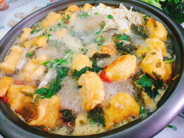 Ở nhà chống dịch, mẹ đảm nấu lẩu riêu cua theo cách này đảm bảo ngon nhức nhối-9