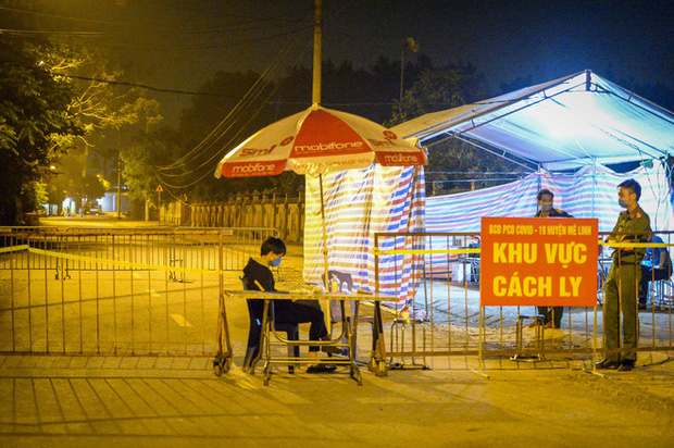 Cận cảnh hơn 300 nhân viên y tế lấy mẫu xét nghiệm SARS-CoV-2 cho người dân thôn Hạ Lôi trong đêm-1