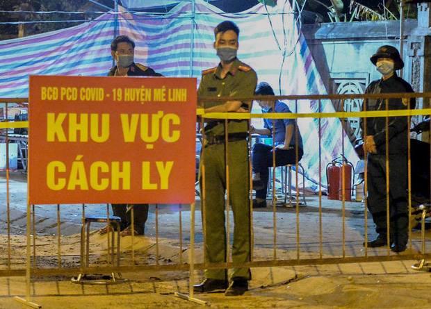 Cận cảnh hơn 300 nhân viên y tế lấy mẫu xét nghiệm SARS-CoV-2 cho người dân thôn Hạ Lôi trong đêm-2