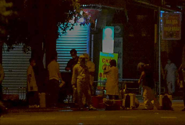 Cận cảnh hơn 300 nhân viên y tế lấy mẫu xét nghiệm SARS-CoV-2 cho người dân thôn Hạ Lôi trong đêm-3