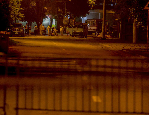 Cận cảnh hơn 300 nhân viên y tế lấy mẫu xét nghiệm SARS-CoV-2 cho người dân thôn Hạ Lôi trong đêm-5