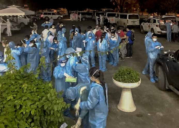 Cận cảnh hơn 300 nhân viên y tế lấy mẫu xét nghiệm SARS-CoV-2 cho người dân thôn Hạ Lôi trong đêm-6