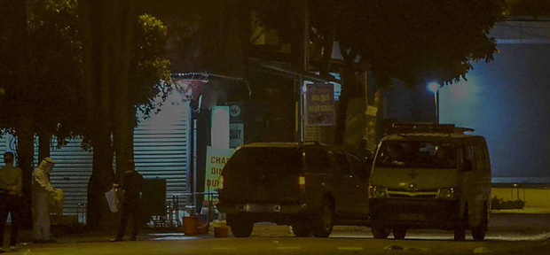 Cận cảnh hơn 300 nhân viên y tế lấy mẫu xét nghiệm SARS-CoV-2 cho người dân thôn Hạ Lôi trong đêm-8