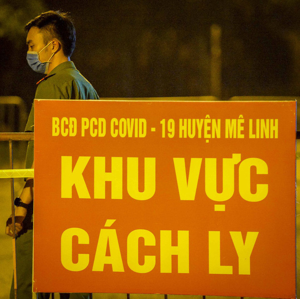 Cận cảnh hơn 300 nhân viên y tế lấy mẫu xét nghiệm SARS-CoV-2 cho người dân thôn Hạ Lôi trong đêm-9