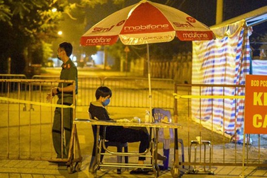 Cận cảnh hơn 300 nhân viên y tế lấy mẫu xét nghiệm SARS-CoV-2 cho người dân thôn Hạ Lôi trong đêm