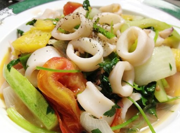 Stir-fried squid with beautiful colors