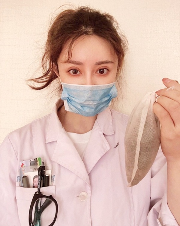 Tháo bỏ khẩu trang, hai nhân viên y tế được chú ý vì quá xinh đẹp-8