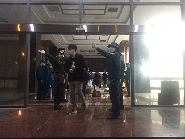 158 nhân viên y tế của Bệnh viện Bạch Mai được về nhà sau 3 lần có kết quả âm tính với Covid-19-1